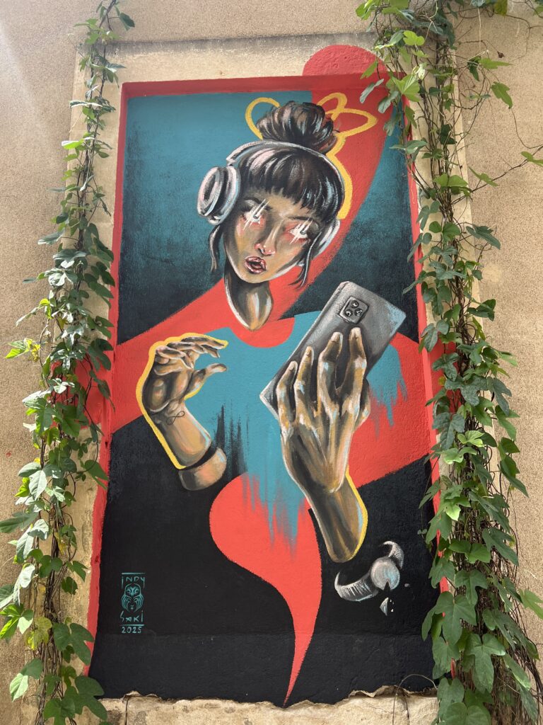 Smartphone addict fresque street art Nimes